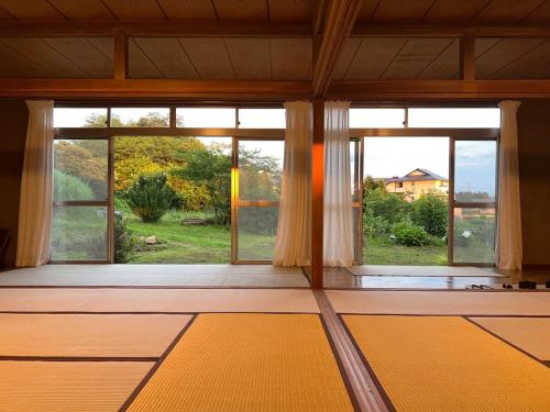 広い縁側とタタミの部屋に天井吹抜けのオープンキッチンがある一軒家でキッチンやバスルームは最新設備, Komoro (foto 7)