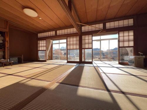 広い縁側とタタミの部屋に天井吹抜けのオープンキッチンがある一軒家でキッチンやバスルームは最新設備, Komoro (foto 8)