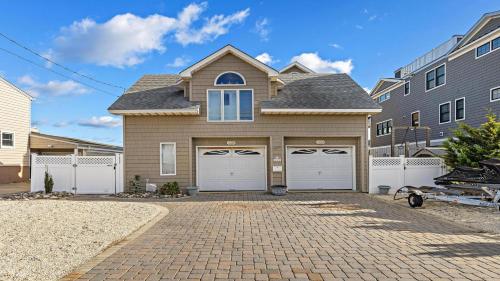 Relax At This 6 Bedroom 3 Bath Bay Front In Surf City in Surf City, USA