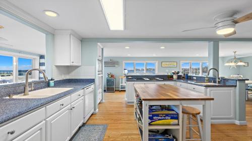 Relax At This 6 Bedroom 3 Bath Bay Front In Surf City in Surf City, USA