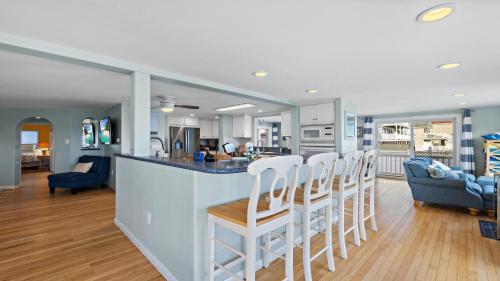 Relax At This 6 Bedroom 3 Bath Bay Front In Surf City in Surf City, USA