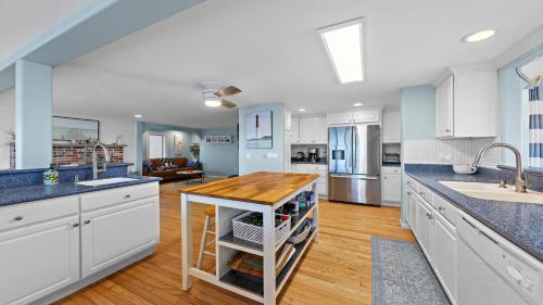Relax At This 6 Bedroom 3 Bath Bay Front In Surf City in Surf City, USA