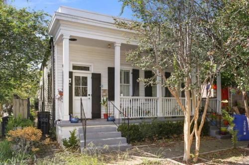 Perfectly Located 1 Bedroom I Uptown - Magazine St — other in Delachaise Street 900, New Orleans United States, 70115