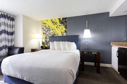 Comfort Inn & Suites Baltimore Inner Harbor - image 6