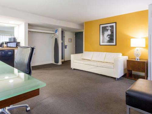 Comfort Inn & Suites Baltimore Inner Harbor - image 2