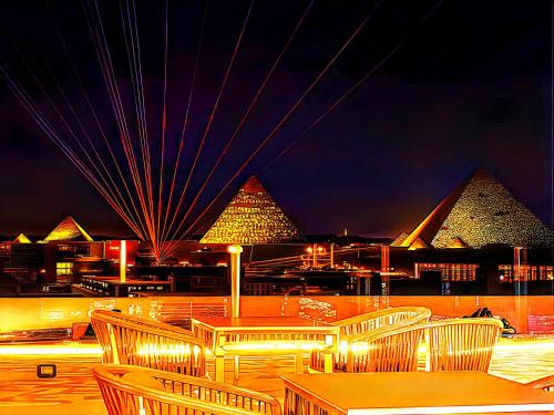 GOLDEN PYRAMiDS TEMPLE ViEW HOTEL