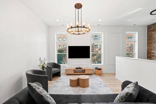 Oprema, Chic Loft near United Center, UIC/IMD & Downtown in University Village