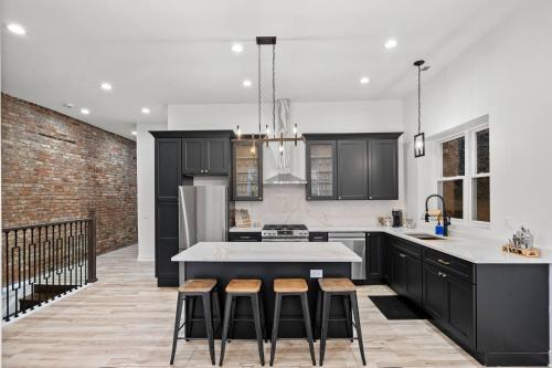Oprema, Chic Loft near United Center, UIC/IMD & Downtown in University Village