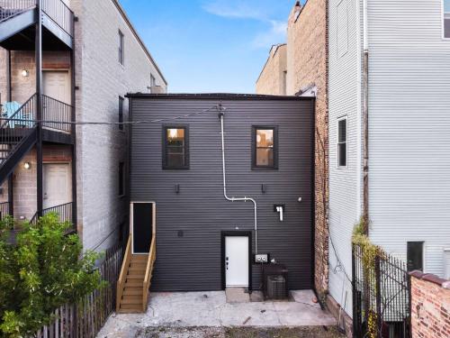 Oprema, Chic Loft near United Center, UIC/IMD & Downtown in University Village