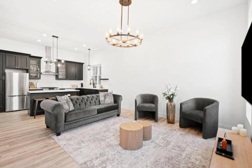 Oprema, Chic Loft near United Center, UIC/IMD & Downtown in University Village