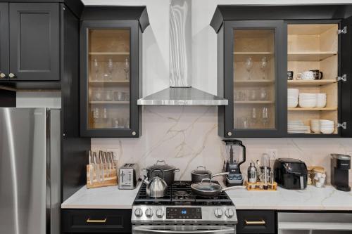 Oprema, Chic Loft near United Center, UIC/IMD & Downtown in University Village