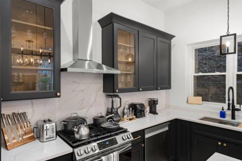 kuhinja, Chic Loft near United Center, UIC/IMD & Downtown in University Village
