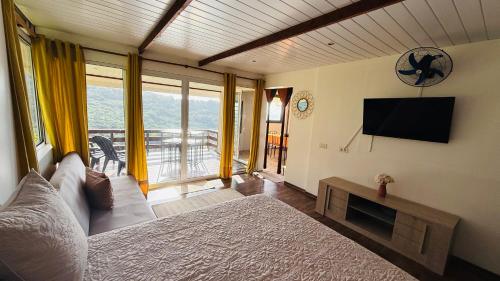 ห้องส่วนกลางสำหรับนั่งเล่น/ดูทีวี, MOOREA Bungalow Kohimana avec vue lagon in มาฮาเรปา