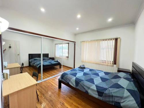 Spacious Queen Room in Two Story House - L6 in ليفر بول