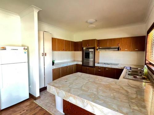 Spacious Queen Room in Two Story House - L6 in ليفر بول