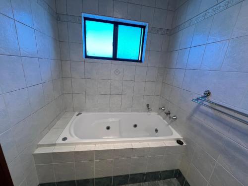 Spacious Queen Room in Two Story House - L6 in ليفر بول