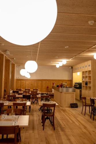 Restaurant, Hôtel de la Maison de la Tourbière (Hotel de la Maison de la Tourbiere) in Le Locle