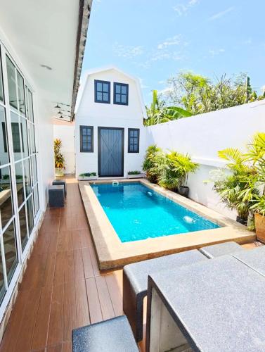 Canary Pool Villa Bangsaen