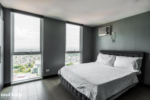 Luxury 1 BR in Venice Residences, Mckinley Hill Fast Wi-Fi Washer, Manila