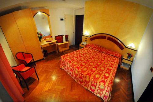 Double or Twin Room image 8