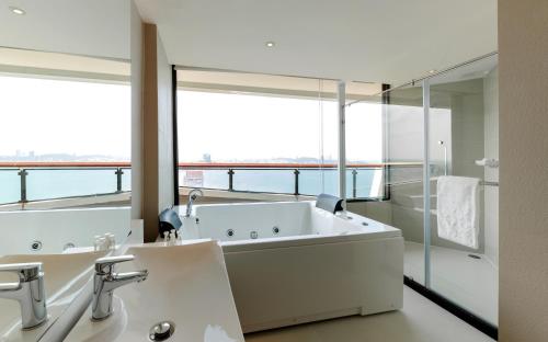 room detail thumbnail 2