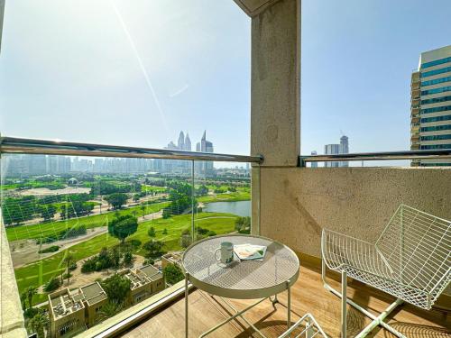 HiGuests - 2 BR Escape Golf View Haven in The Greens, Dubai