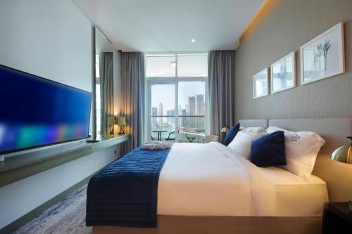 King Bed Suite - Canal Views - Pool, Gym & Balcony, Dubaj