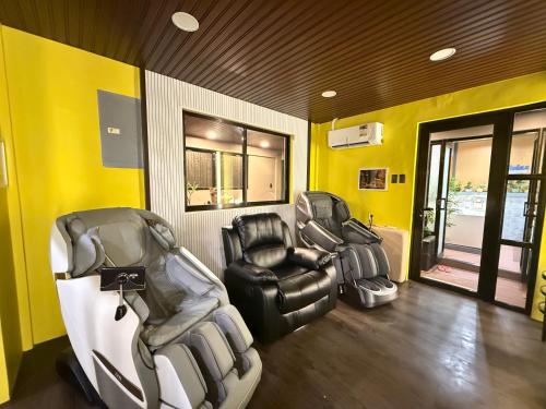 Luxe House of Zs, Манила