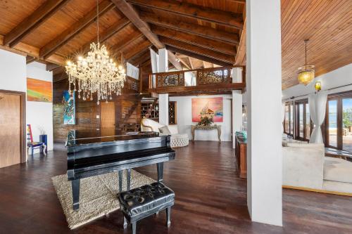 獨木舟, Oceanfront Villa with Overwater Deck in 薩瓦內塔