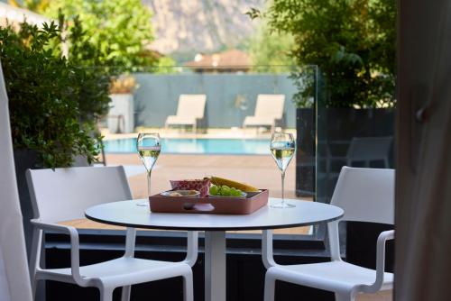 One-Bedroom Apartment with Pool View