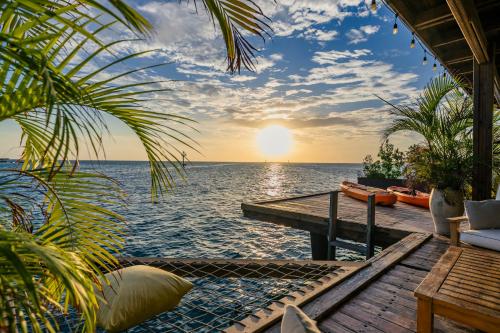 Oceanfront Villa with Overwater Deck in 薩瓦內塔