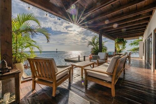 Oceanfront Villa with Overwater Deck in 薩瓦內塔