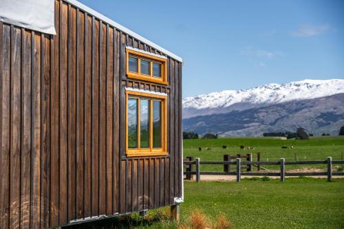 Tarras Tiny Haven - Wake up to Breathtaking Mountains in Tarras