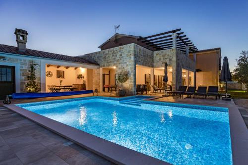 Villa Cirka in Central Istria for 14 persons with a 36 m2 heated pool, gaming & activities for kids  – khách sạn tại Cukrici