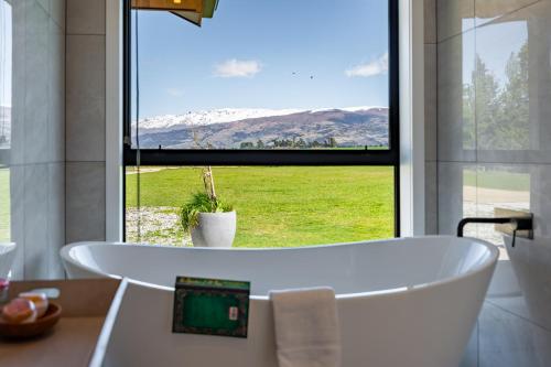 Tarras Serenity Haven - Mountain Views and Calm - Private room with shared spaces in Tarras