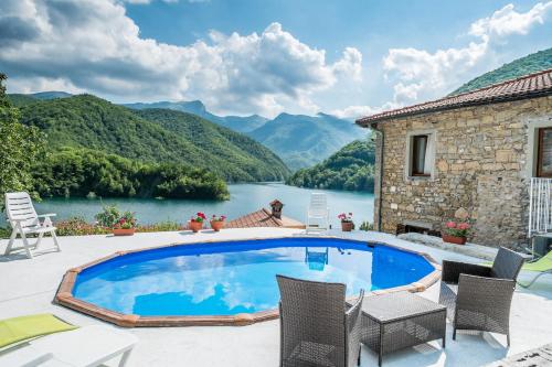  La Dolce Vita on Vagli ´s Lake, Pension in Camporgiano bei Gorfigliano