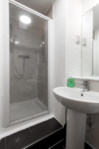 Comfy Apartments in Queensway - image 13