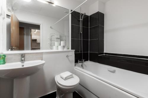 Comfy Apartments in Queensway - image 10