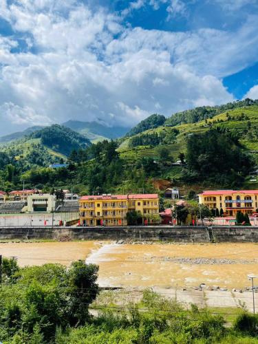 Moon Hotel ,taxi ,trek & Spa in Lao San Chay