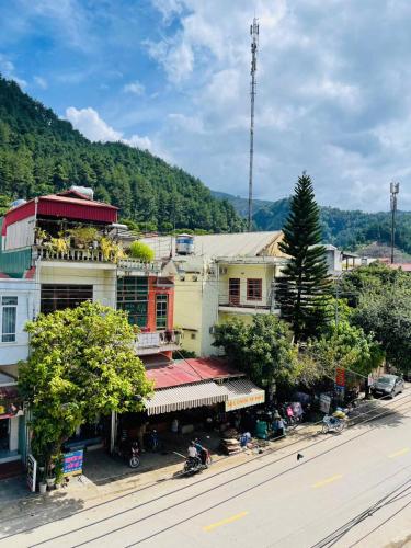 Moon Hotel ,taxi ,trek & Spa in Lao San Chay
