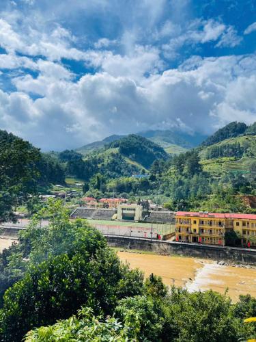 Moon Hotel ,taxi ,trek & Spa in Lao San Chay
