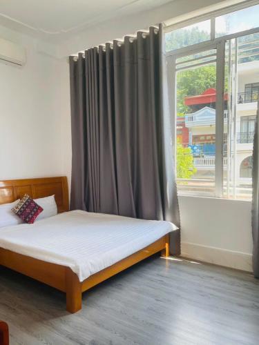 Moon Hotel ,taxi ,trek & Spa in Lao San Chay