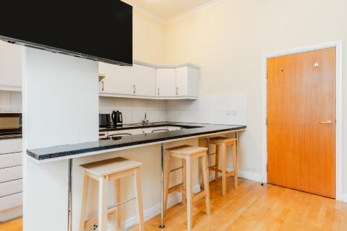 Comfy Apartments in Queensway - image 11