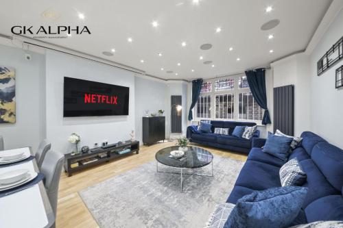 Luxury 4-Bedroom Hyde Park Mansion with Concierge Service, Private Patio, 1 Min to Edgware Road, Near Paddington and Oxford Street, Sleeps 8, Central London, Londyn