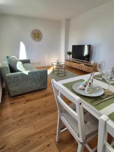Sanierte Altbauwohnung mit Arbeitszimmer & Parkplatz am Rhein in Koblenz, Deutschland