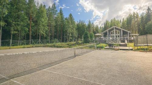 Tenisa korts, Hideout Villa Swan in Manamansalo