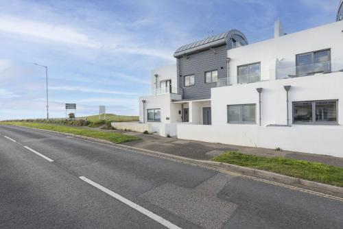 Exterior view, 66 Pentire, Newquay near Lewinnick Lodge
