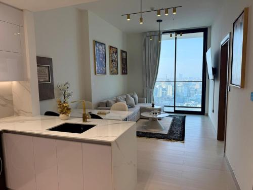 Modern 1BD APT In Binghatti Burj Khalifa Skyline, Dubaj