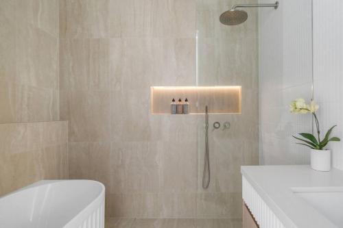 Stylish Coastal Retreat Near Cronulla Beach - image 5