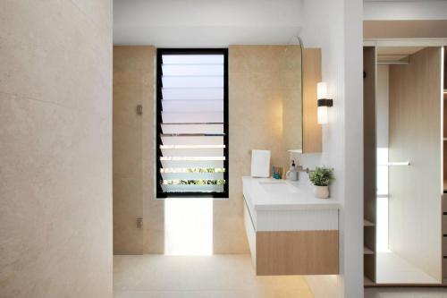 Stylish Coastal Retreat Near Cronulla Beach - image 7